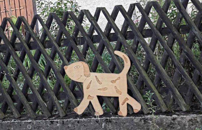 Dieser Hund bellt und beißt garantiert nicht. Gesehen in Aurich. Foto: Rücker