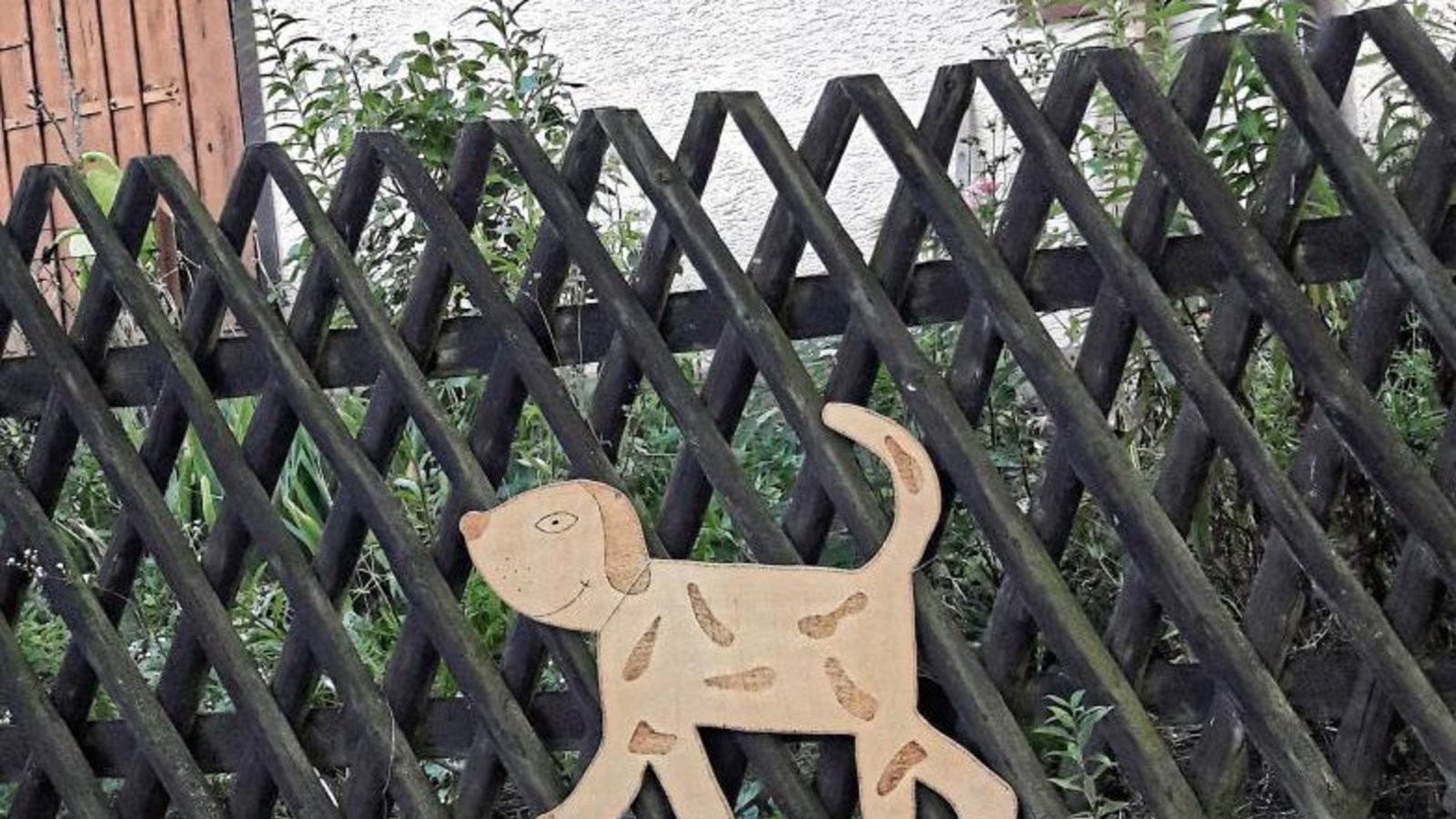 Dieser Hund bellt und beißt garantiert nicht. Gesehen in Aurich. Foto: Rücker