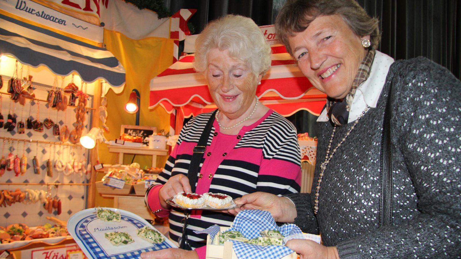 Rosemarie Böhringer (links) und Dorothea Heinrich suchten in ihrer Funktion als „Nachbarstanten“ Weihnachtsgeschenke aus. Rosemarie Böhringer (links) und Dorothea Heinrich suchten in ihrer Funktion als „Nachbarstanten“ Weihnachtsgeschenke aus.
