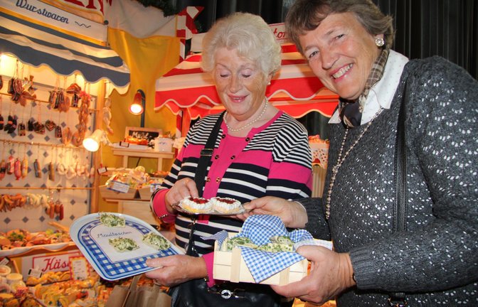 Rosemarie Böhringer (links) und Dorothea Heinrich suchten in ihrer Funktion als „Nachbarstanten“ Weihnachtsgeschenke aus.