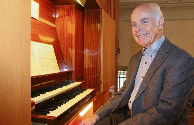 Reinhold Kientsch an seinem Wirkungsort in der Schützinger Ulrichskirche.  Fotos: Thaler