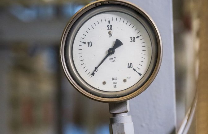 Eine Anzeige für Druck ist in der Anlage des Gasspeicher Wolfersberg, östlich von München, an einem der vielen Rohre zu sehen.<span class='image-autor'>Peter Kneffel/dpa</span>