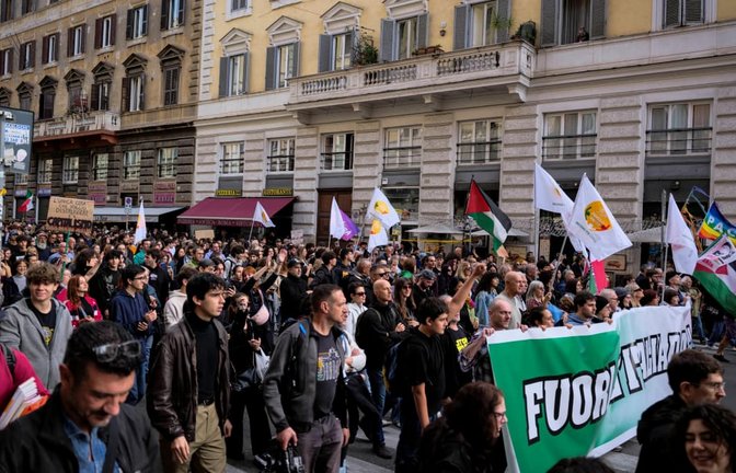 Zahlreiche Menschen protestierten unter anderem in der Hauptstadt Rom.<span class='image-autor'>IMAGO/Andrea Calandra</span>
