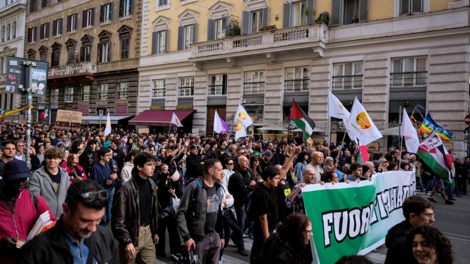 Zahlreiche Menschen protestierten unter anderem in der Hauptstadt Rom.IMAGO/Andrea Calandra Zahlreiche Menschen protestierten unter anderem in der Hauptstadt Rom.IMAGO/Andrea Calandra