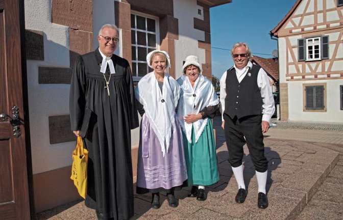 Tradition wird im Waldenser-Ort Pinache hochgehalten. Davon konnte sich auch Landesbischof Frank Otfried July aus Stuttgart (links) überzeugen. Foto: Filitz