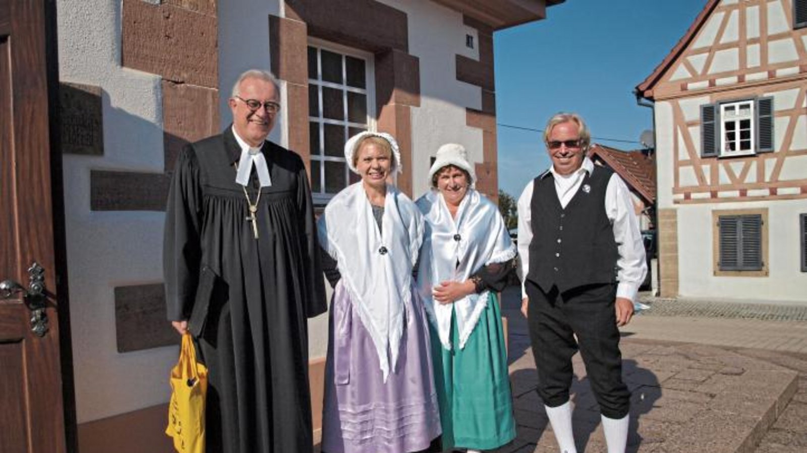 Tradition wird im Waldenser-Ort Pinache hochgehalten. Davon konnte sich auch Landesbischof Frank Otfried July aus Stuttgart (links) überzeugen. Foto: Filitz Tradition wird im Waldenser-Ort Pinache hochgehalten. Davon konnte sich auch Landesbischof Frank Otfried July aus Stuttgart (links) überzeugen. Foto: Filitz