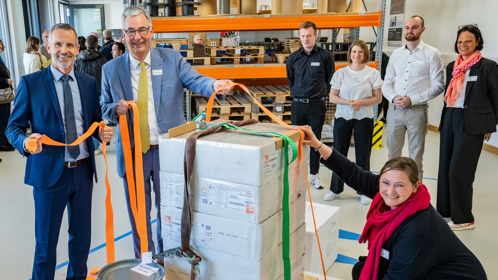 Schulleiter Oliver Schmider, Landrat Dietmar Allgaier und Miriam Bädker, Abteilungsleiterin der Berufsschule und Fachbereichsleiterin Lager, (im Vordergrund von links) nehmen das neue Übungslager der Erich-Bracher-Schule in Betrieb.  Foto: Landratsamt