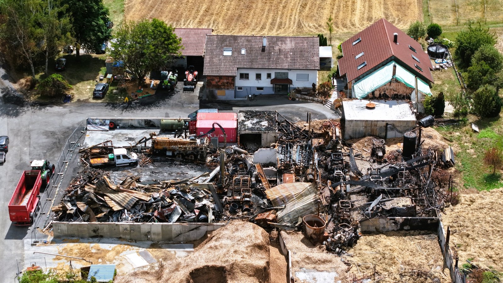 Große Teile des Oberriexinger Lindenhofs sind nach dem Brand zerstört. Fotos: Küppers Große Teile des Oberriexinger Lindenhofs sind nach dem Brand zerstört. Fotos: Küppers