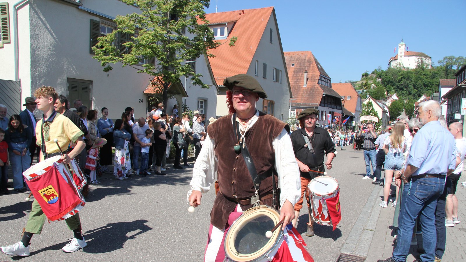 Viel zu sehen gibt es beim Festzug durch die Stadt. Foto: Banholzer