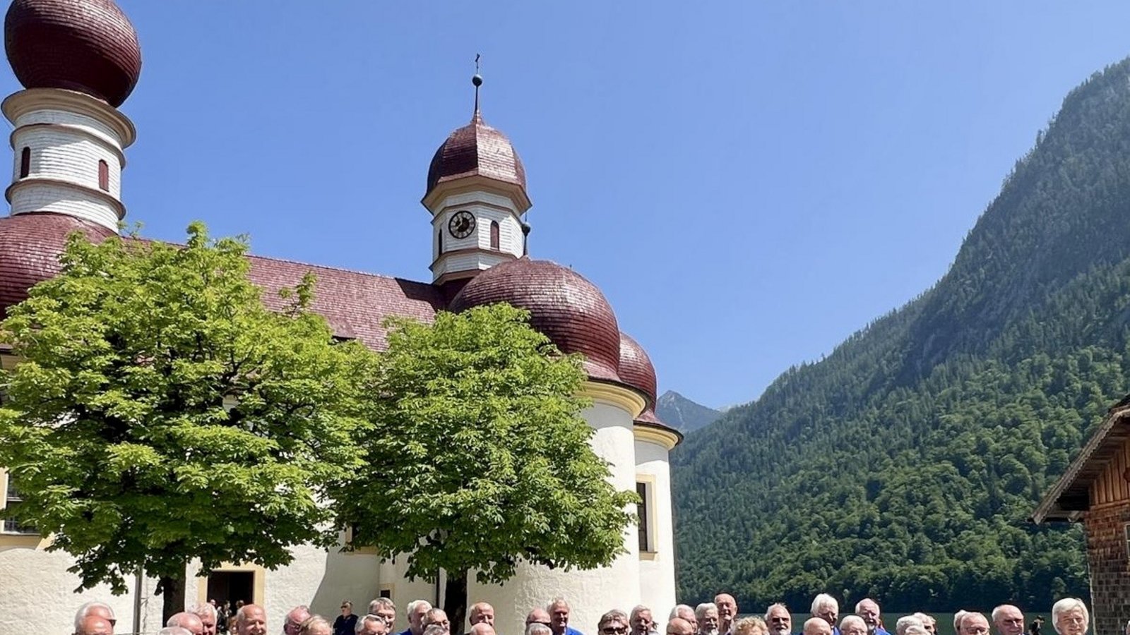 Vor der Wallfahrtskirche St. Bartholomä unterhält der Männerchor die Besucher.  Foto: p
