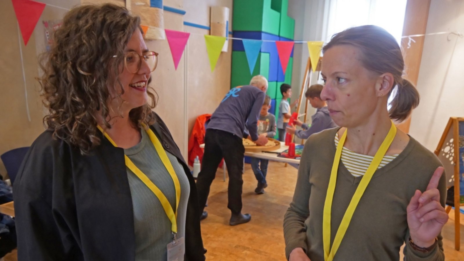 Verena Strobl (rechts) und Dorothea Singer betreuen die Beratungsstelle „Kiwi“.  Foto: sf