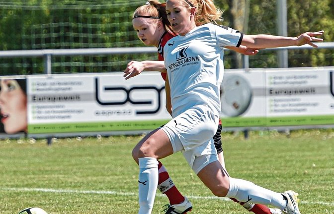 Dynamische Mittelfeldspielerin: Die Illingerin Lisa Gayer (vorne) ist auch in der neuen Saison für den FV Löchgau am Ball. Foto: Leitner
