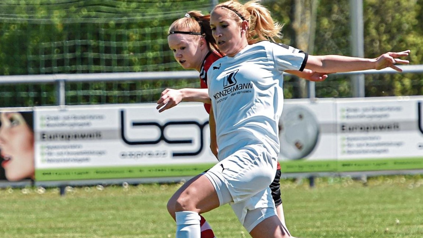 Dynamische Mittelfeldspielerin: Die Illingerin Lisa Gayer (vorne) ist auch in der neuen Saison für den FV Löchgau am Ball. Foto: Leitner