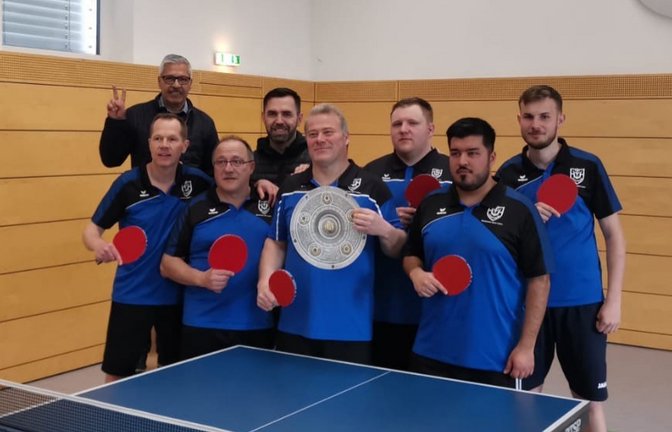 Feiern den Titel mit der Meisterschale: Das Tischtennis-Team des TV Sersheim. <span class='image-autor'>Foto: privat</span>