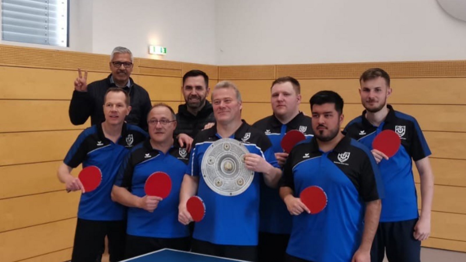 Feiern den Titel mit der Meisterschale: Das Tischtennis-Team des TV Sersheim. Foto: privat