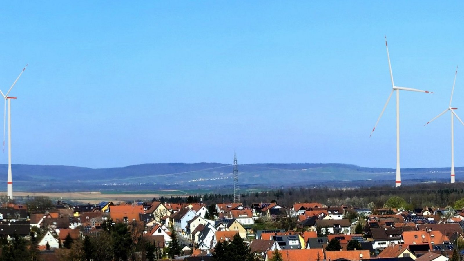 So könnte der Energiepark Enzweihingen-Hochdorf ab 2029 aussehen: Blick vom Hohscheid über Hochdorf hinweg in Richtung Vaihingen.  Visualisierung: Ramboll Deutschland GmbH