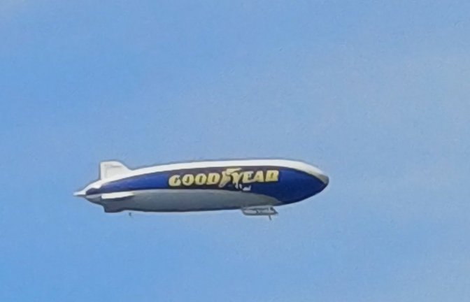 Fällt am Himmel über Aurich durchaus auf: der Goodyear-Zeppelin.  <span class='image-autor'>Foto: Rücker</span>