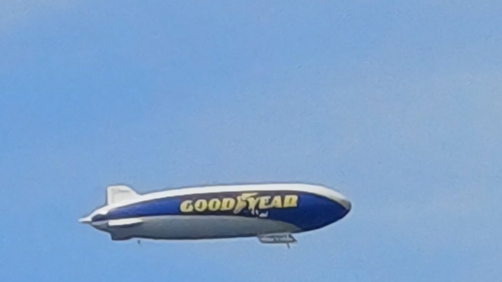 Fällt am Himmel über Aurich durchaus auf: der Goodyear-Zeppelin.  Foto: Rücker