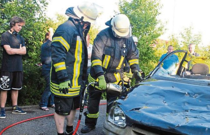 Mit einer Rettungsschere und Rettungsspreizer wird am Mittwoch ein „verunglücktes“ Auto aufgeschnitten.  Fotos: Stahlfeld