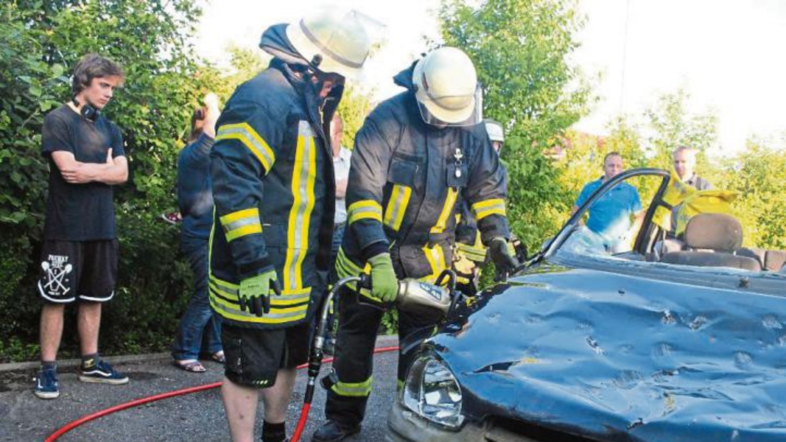Mit einer Rettungsschere und Rettungsspreizer wird am Mittwoch ein „verunglücktes“ Auto aufgeschnitten.  Fotos: Stahlfeld