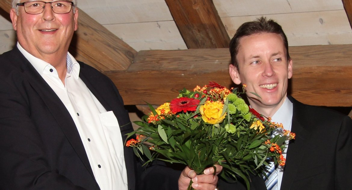 Wahl Bürgermeister Eberdingen Peter Schäfer gratuliert Wahlsieger Carsten Willing