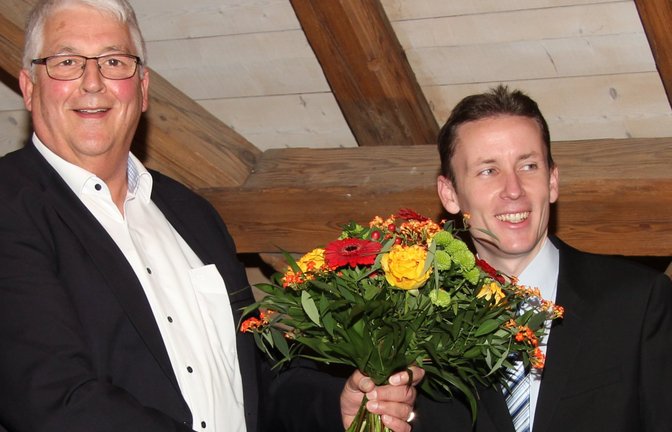 Bürgermeister Peter Schäfer (links) gratuliert seinem Nachfolger Carsten Willing zum überzeugenden Wahlergebnis.  <span class='image-autor'>Fotos: Banholzer</span>