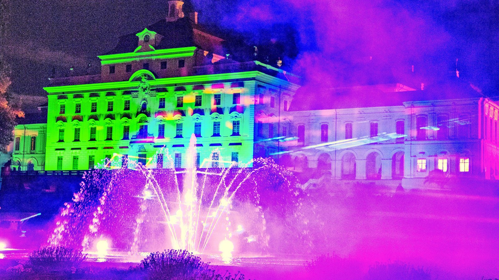 Die Nordfront des Schlosses wird von der Laser-Inszenierung in der Barocken Broderie in den schönsten Farben illuminiert. Foto: Kalb Die Nordfront des Schlosses wird von der Laser-Inszenierung in der Barocken Broderie in den schönsten Farben illuminiert. Foto: Kalb