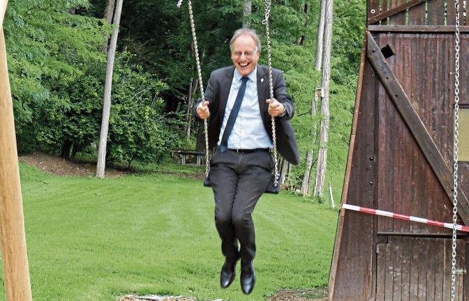 Richtig! Das ist Dekan Reiner Zeyher mit offensichtlichem Spaß beim Schaukeln am Häusle am Auricher Berg. Wie es zum Foto kam, wird auf Seite 17 aufgelöst.  Foto: Rücker