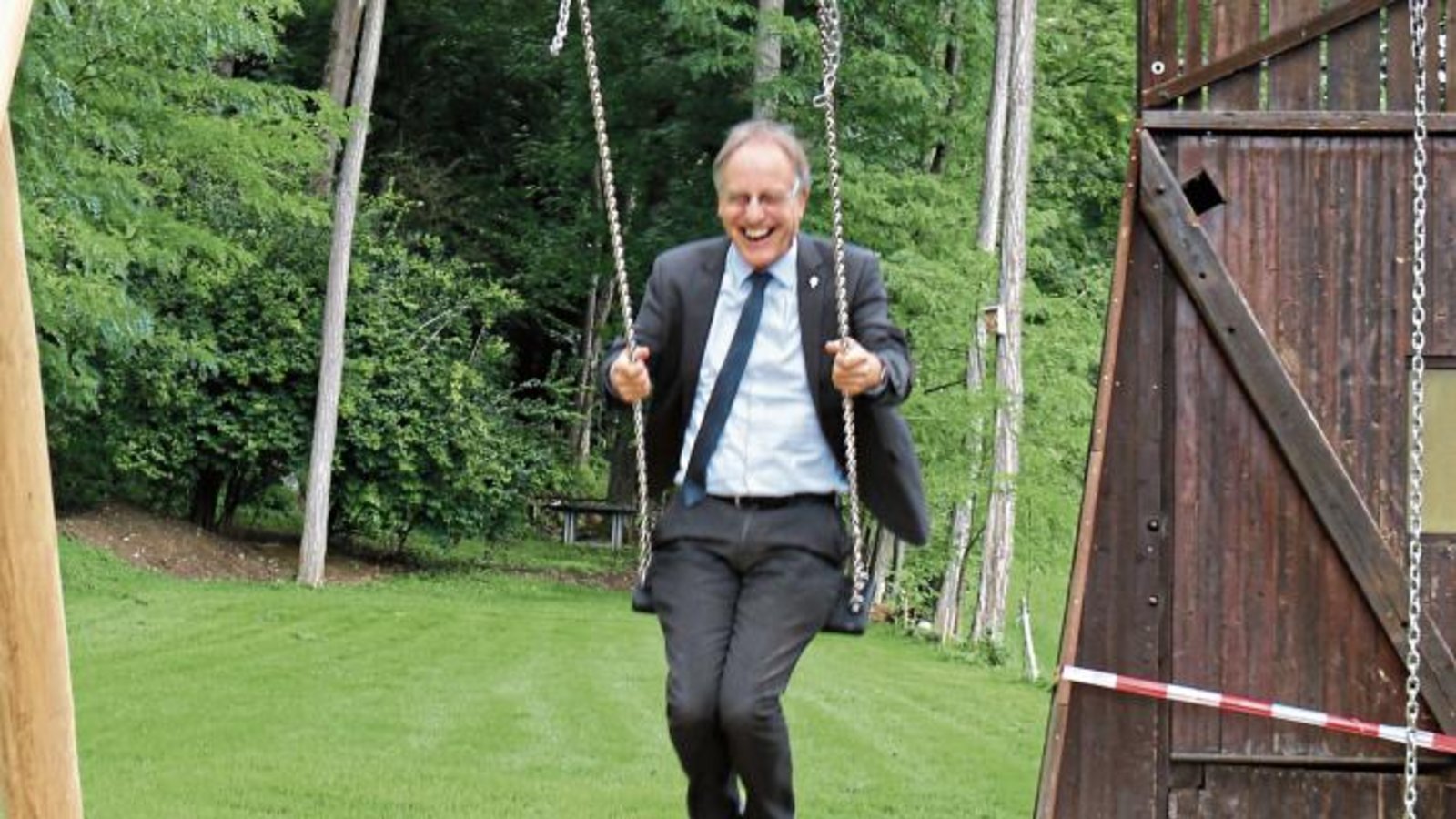 Richtig! Das ist Dekan Reiner Zeyher mit offensichtlichem Spaß beim Schaukeln am Häusle am Auricher Berg. Wie es zum Foto kam, wird auf Seite 17 aufgelöst. Foto: Rücker Richtig! Das ist Dekan Reiner Zeyher mit offensichtlichem Spaß beim Schaukeln am Häusle am Auricher Berg. Wie es zum Foto kam, wird auf Seite 17 aufgelöst. Foto: Rücker
