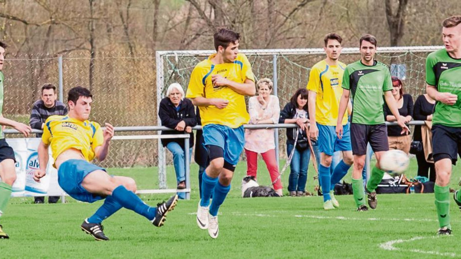 Im Fallen zieht Sinan Yilmaz ab und trifft zum 1:0 für Nussdorf. Marvin Wamsler hätte als Letzter noch die Chance, den Schuss zu blocken. Foto: Simecek Im Fallen zieht Sinan Yilmaz ab und trifft zum 1:0 für Nussdorf. Marvin Wamsler hätte als Letzter noch die Chance, den Schuss zu blocken. Foto: Simecek
