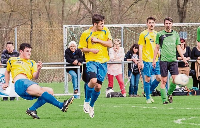 Im Fallen zieht Sinan Yilmaz ab und trifft zum 1:0 für Nussdorf. Marvin Wamsler hätte als Letzter noch die Chance, den Schuss zu blocken. Foto: Simecek