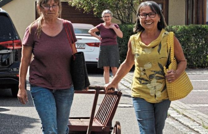 Nach Nach dem Maientag ist vor dem Maientag. Die Landfrauen Vaihingen, vertreten durch die Vorsitzende Anne Fladerer und Helga Haag, haben einen über 80 Jahre alten Leiterwagen von Margarete Ruhl als Spende bekommen, der für zukünftige Auftritte der Landf