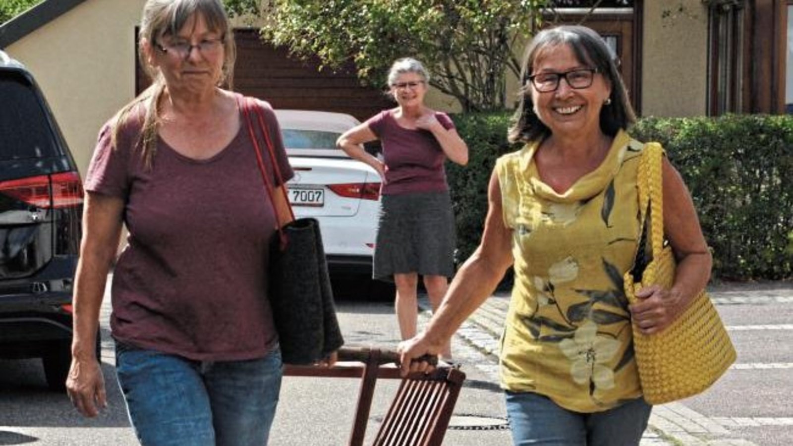Nach Nach dem Maientag ist vor dem Maientag. Die Landfrauen Vaihingen, vertreten durch die Vorsitzende Anne Fladerer und Helga Haag, haben einen über 80 Jahre alten Leiterwagen von Margarete Ruhl als Spende bekommen, der für zukünftige Auftritte der Landf Nach Nach dem Maientag ist vor dem Maientag. Die Landfrauen Vaihingen, vertreten durch die Vorsitzende Anne Fladerer und Helga Haag, haben einen über 80 Jahre alten Leiterwagen von Margarete Ruhl als Spende bekommen, der für zukünftige Auftritte der Landf