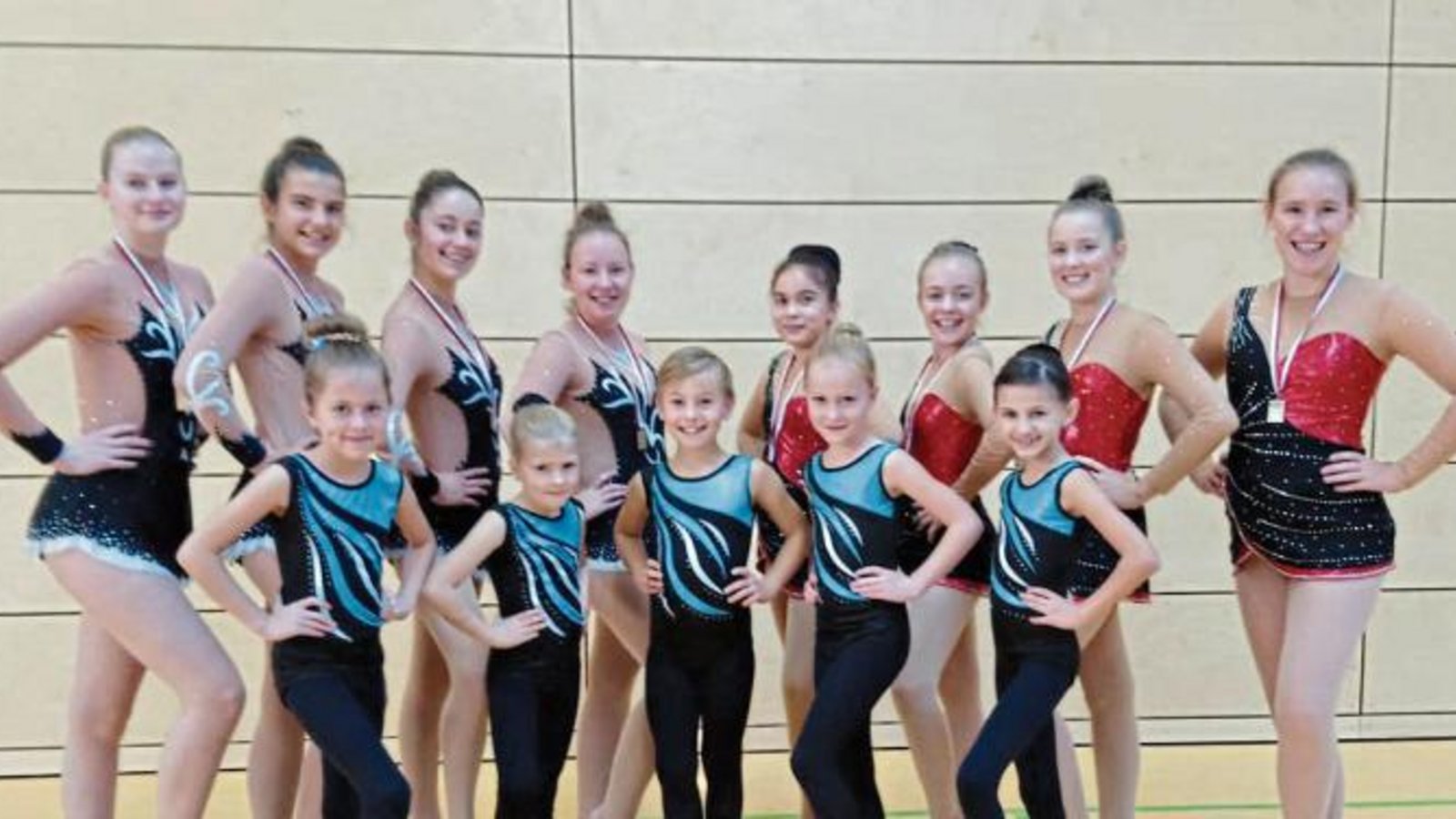 Diese 13 Gymnasten und Gymnastinnen hatten sich vom TV Sersheim für das württembergische Landesfinale Mannschaften qualifiziert: (hinten von lins) Jule Kreth, Anja Rau, Hanna Wilhelm, Ramona Wagner, Arisa Schneider, Mia Geiger, Sarah Scheffel und Alina Lorbeer sowie (vorne von links) Luisa Maier, Jana Klinger, Julian Deutsch, Maira Schwartze und Nisa Sert Foto: privat Diese 13 Gymnasten und Gymnastinnen hatten sich vom TV Sersheim für das württembergische Landesfinale Mannschaften qualifiziert: (hinten von lins) Jule Kreth, Anja Rau, Hanna Wilhelm, Ramona Wagner, Arisa Schneider, Mia Geiger, Sarah Scheffel und Alina Lorbeer sowie (vorne von links) Luisa Maier, Jana Klinger, Julian Deutsch, Maira Schwartze und Nisa Sert Foto: privat