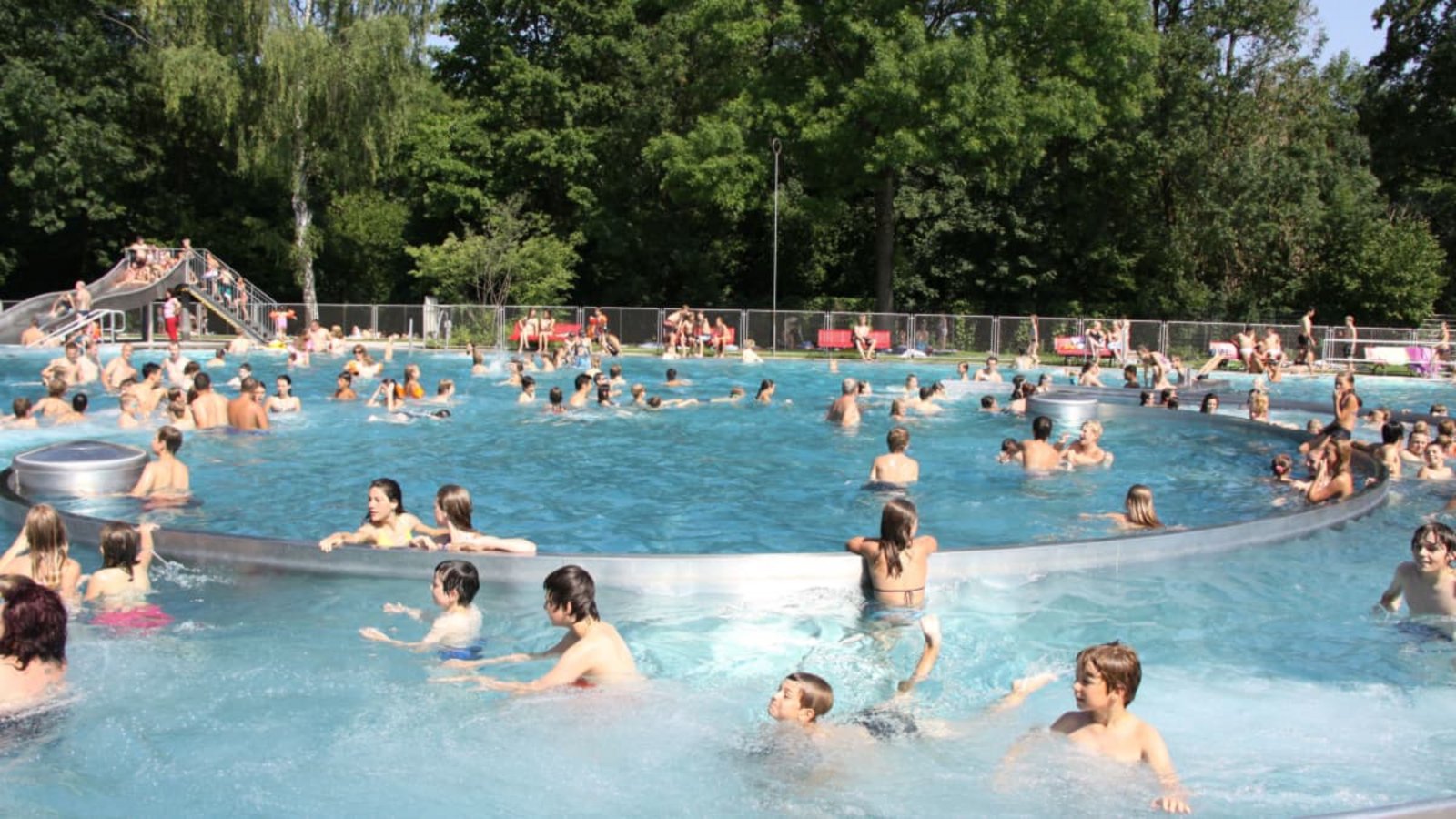Im Freibad in Kirchheim ist nach Angaben der Stadt täglich ein Security-Mitarbeiter im Einsatz.Stadt Kirchheim unter Teck