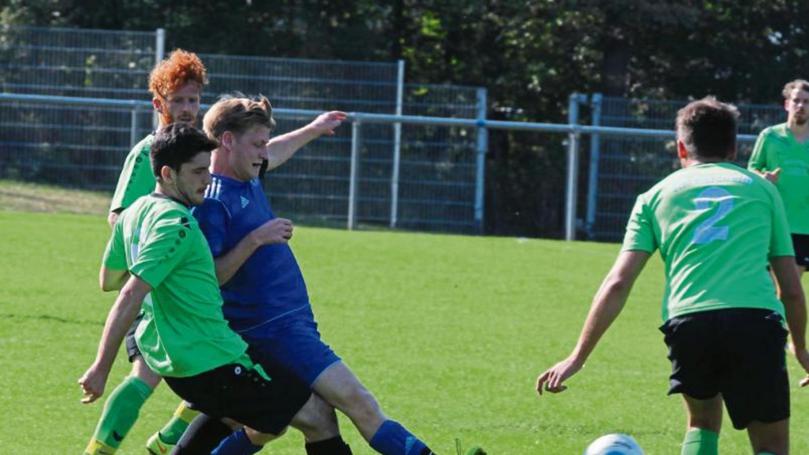Daniel Brenner (in Blau) und dem SV Illingen steht im Strudelbachtal eine schwere Aufgabe bevor. Der SVI trifft beim SV Riet auf einige frühere Mitspieler. Foto: Nachreiner Daniel Brenner (in Blau) und dem SV Illingen steht im Strudelbachtal eine schwere Aufgabe bevor. Der SVI trifft beim SV Riet auf einige frühere Mitspieler. Foto: Nachreiner