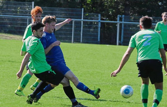 Daniel Brenner (in Blau) und dem SV Illingen steht im Strudelbachtal eine schwere Aufgabe bevor. Der SVI trifft beim SV Riet auf einige frühere Mitspieler. Foto: Nachreiner