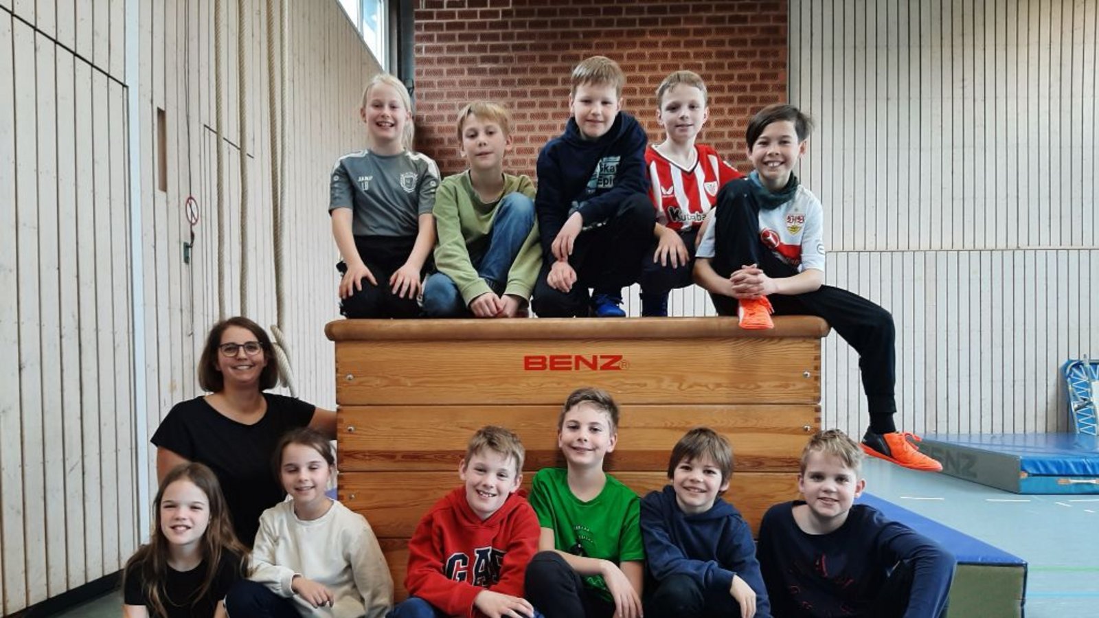 Die Viertklässler, im Bild mit Lehrerin Lena Fischer, haben das Bildungshausprojekt souverän vorbereitet und durchgeführt.  Foto: p