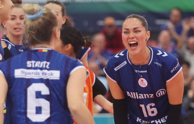 Mit einem Ass  verwandelt Mikala Mogensen (re.) den Matchball im ersten Play-off-Spiel gegen Erfurt.<span class='image-autor'>Foto: Baumann/Hansi Britsch</span>