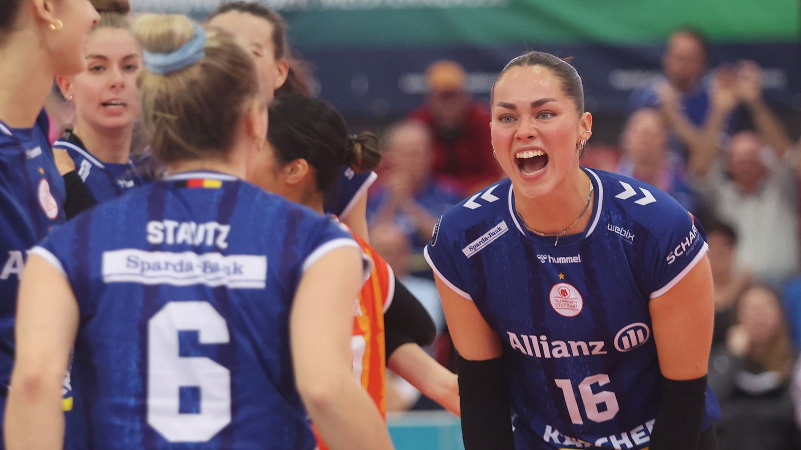 Mit einem Ass verwandelt Mikala Mogensen (re.) den Matchball im ersten Play-off-Spiel gegen Erfurt.Foto: Baumann/Hansi Britsch Mit einem Ass verwandelt Mikala Mogensen (re.) den Matchball im ersten Play-off-Spiel gegen Erfurt.Foto: Baumann/Hansi Britsch
