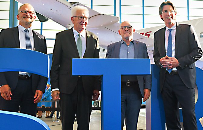 Feiern unterm Flügel: Ministerpräsident Winfried Kretschmann (2.v.l.), Verkehrsminister Winfried Hermann (2.v.r.) und die Flughafengeschäftsführer Carsten Poralla (links) und Ulrich Heppe.<span class='image-autor'>Foto: Lichtgut//Kovalenko</span>