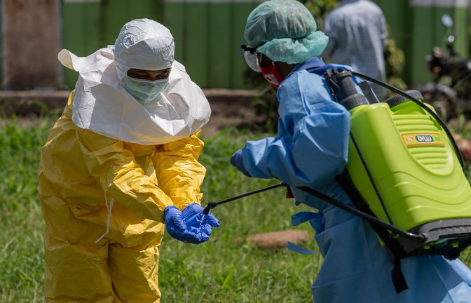 Nach dem Ebolaausbruch im Kongo und in Uganda gibt es bereits mehr als 900 Verdachtsfälle vor allem in der Demokratischen Republik Kongo. (Archivbild)<span class='image-autor'>Foto: Moses Sawasawa/AP/dpa</span>