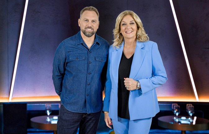 „NDR Talk Show”: Bettina Tietjen und Steven Gätjen führen durch die Sendung.<span class='image-autor'>Foto: © NDR/Thomas Kierok</span>