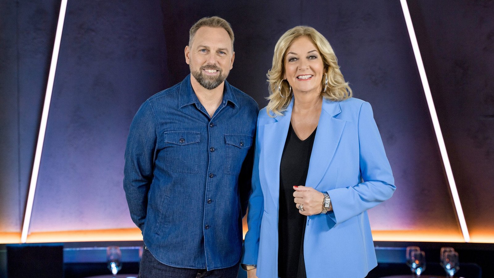 „NDR Talk Show”: Bettina Tietjen und Steven Gätjen führen durch die Sendung.Foto: © NDR/Thomas Kierok „NDR Talk Show”: Bettina Tietjen und Steven Gätjen führen durch die Sendung.Foto: © NDR/Thomas Kierok