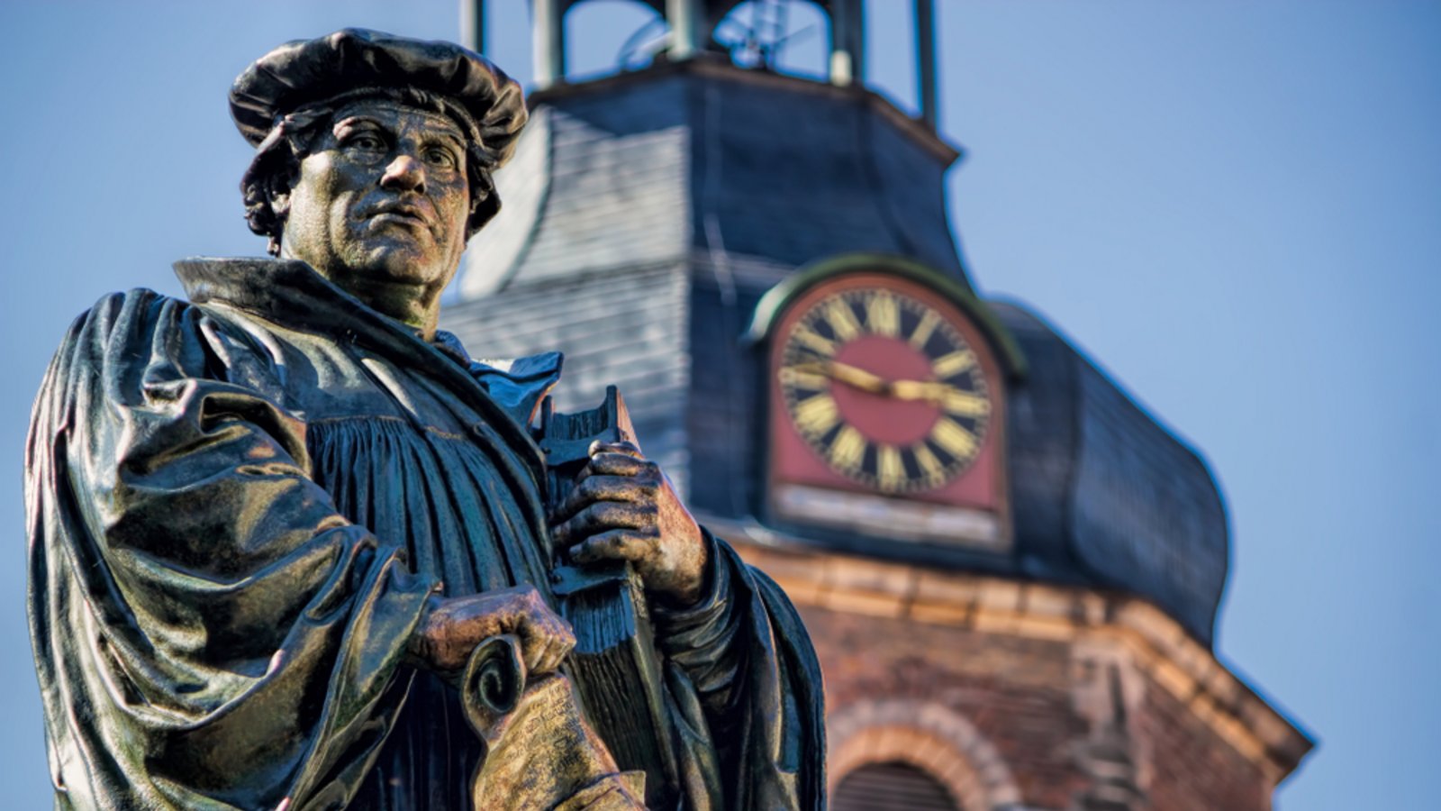 Am 31. Oktober wird der Reformationstag begangen. Doch nicht überall ist er ein gesetzlicher Feiertag. Welche Bundesländer betroffen sind, welche Bedeutung der Tag hat und wie er 2025 fällt.Foto: ArTono / Shutterstock.com Am 31. Oktober wird der Reformationstag begangen. Doch nicht überall ist er ein gesetzlicher Feiertag. Welche Bundesländer betroffen sind, welche Bedeutung der Tag hat und wie er 2025 fällt.Foto: ArTono / Shutterstock.com