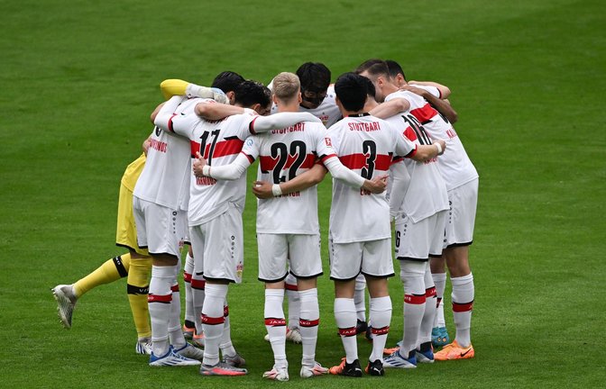 Die Spieler vom VfB Stuttgart stehen zusammen.<span class='image-autor'>Foto: Sven Hoppe/dpa</span>