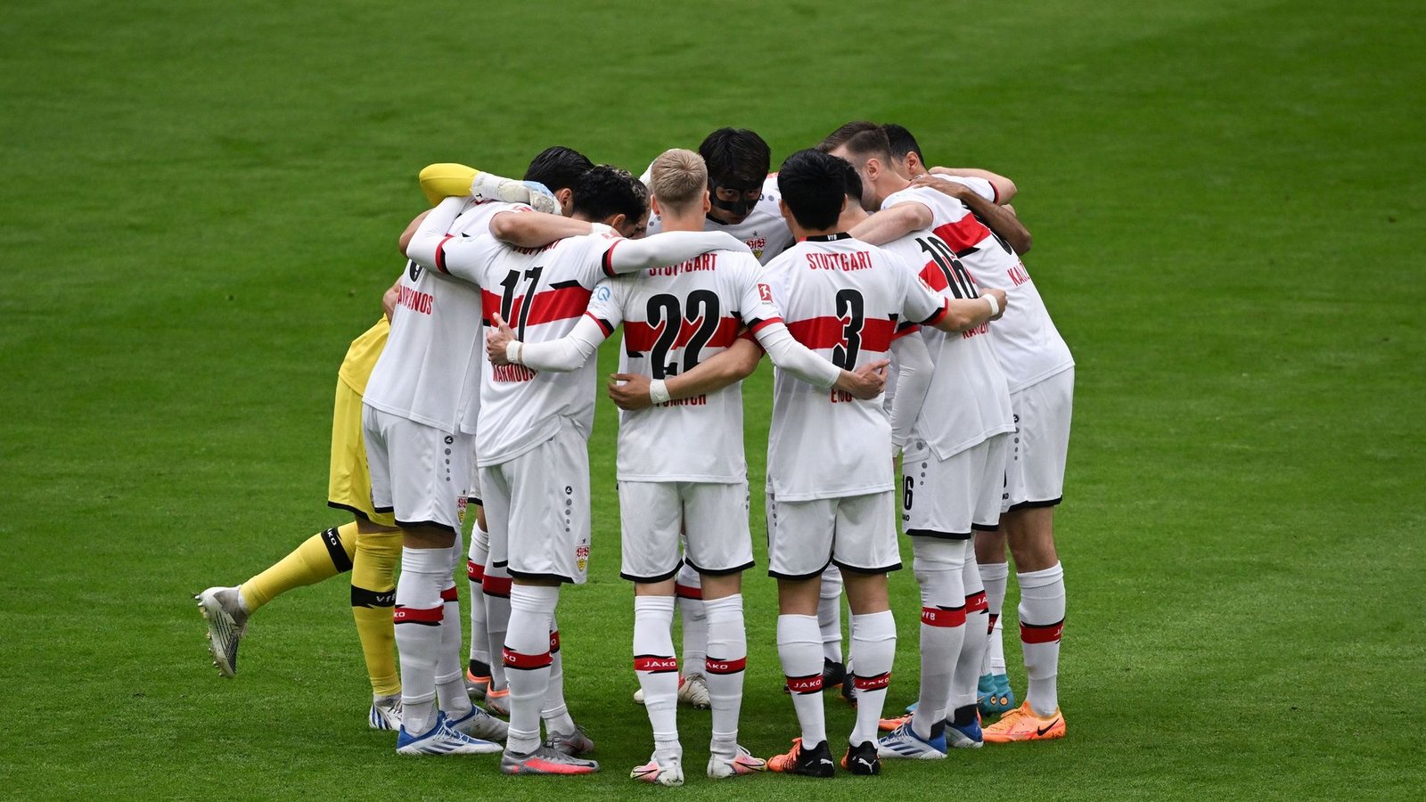 Die Spieler vom VfB Stuttgart stehen zusammen.Foto: Sven Hoppe/dpa