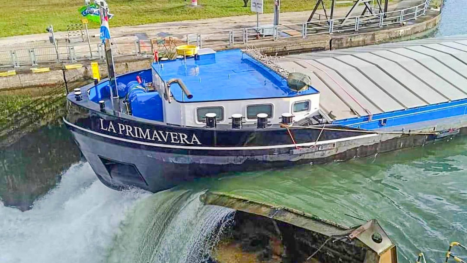Das Binnenschiff war gegen das geschlossene Tor einer der beiden Kammern der Schleuse in Iffezheim gefahren.Foto: IMAGO/Einsatz-Report24/IMAGO/Einsatz-Report24 Das Binnenschiff war gegen das geschlossene Tor einer der beiden Kammern der Schleuse in Iffezheim gefahren.Foto: IMAGO/Einsatz-Report24/IMAGO/Einsatz-Report24