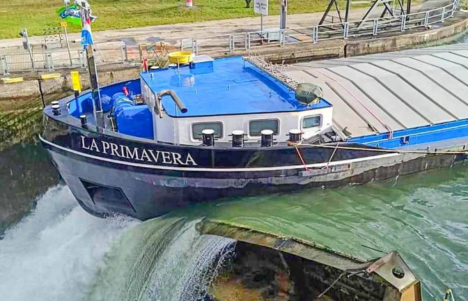 Das Binnenschiff war gegen das geschlossene Tor einer der beiden Kammern der Schleuse in Iffezheim gefahren.<span class='image-autor'>Foto: IMAGO/Einsatz-Report24/IMAGO/Einsatz-Report24</span>