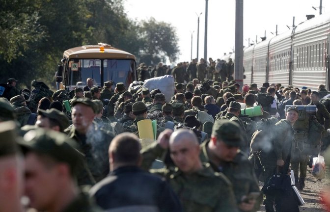 Russische Rekruten versammeln sich auf einem Bahnhof.<span class='image-autor'>Foto: -/AP/dpa</span>